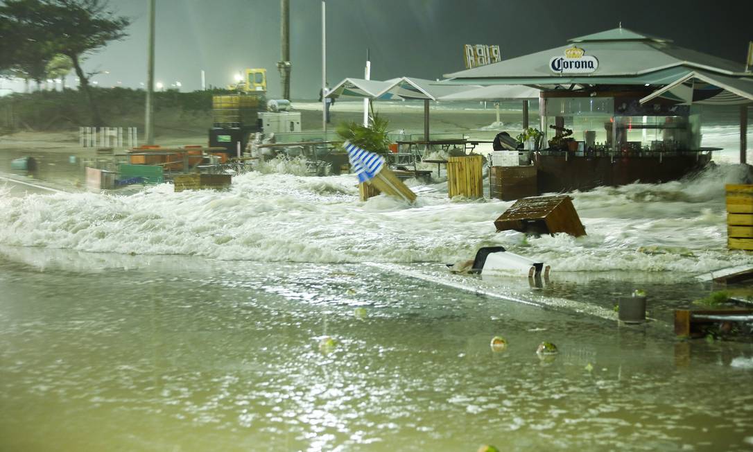 Fortes ondas atingiram orla do Leblon Foto: Guilherme Leporace / Agência O Globo