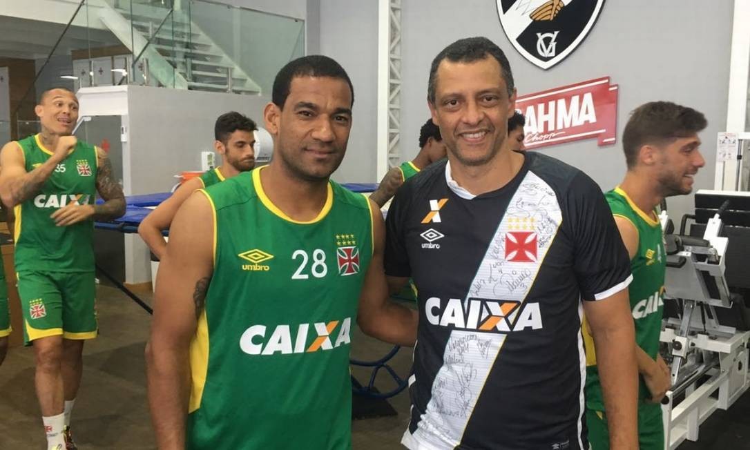 Filho de Carlos Alberto Torres vai a São Januário agradecer as homenagens ao pai Jornal O Globo