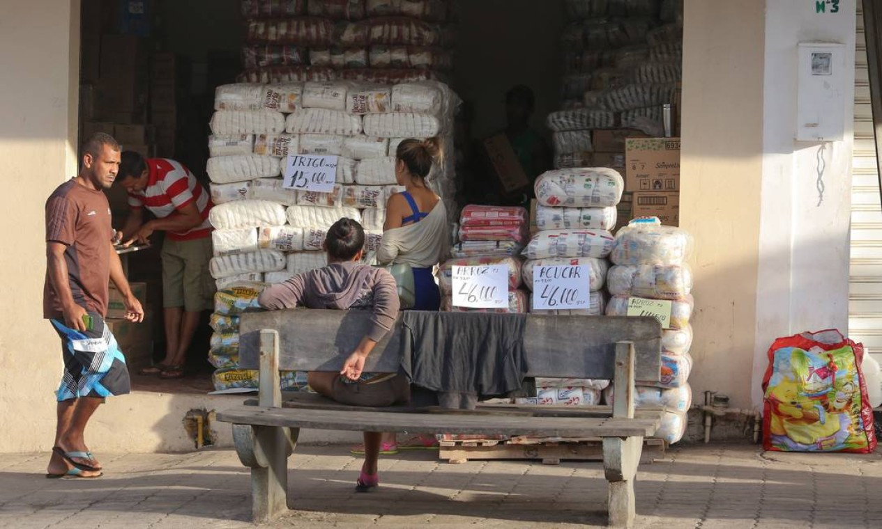 Os comerciantes oferecem R$ 15 por carreta, mas também pagam com produtos Foto: Marcos Alves / Agência O Globo