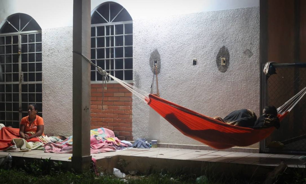 Katicia Roja, de 40 anos, dorme em uma varanda com seus quatro filhos, sua irmã e um neto recém-nascido Foto: Marcos Alves / Agência O Globo
