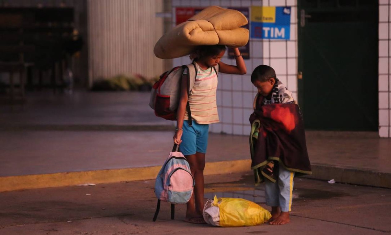 Todos os dias venezuelanos chegam a Pacaraima, cidade brasileira de 12 mil habitantes na fronteira de Roraima com a Venezuela Foto: Marcos Alves / Agência O Globo