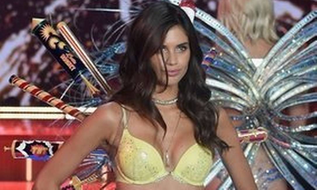 Sara Sampaio é o rosto da nova campanha de lingerie da Victoria's