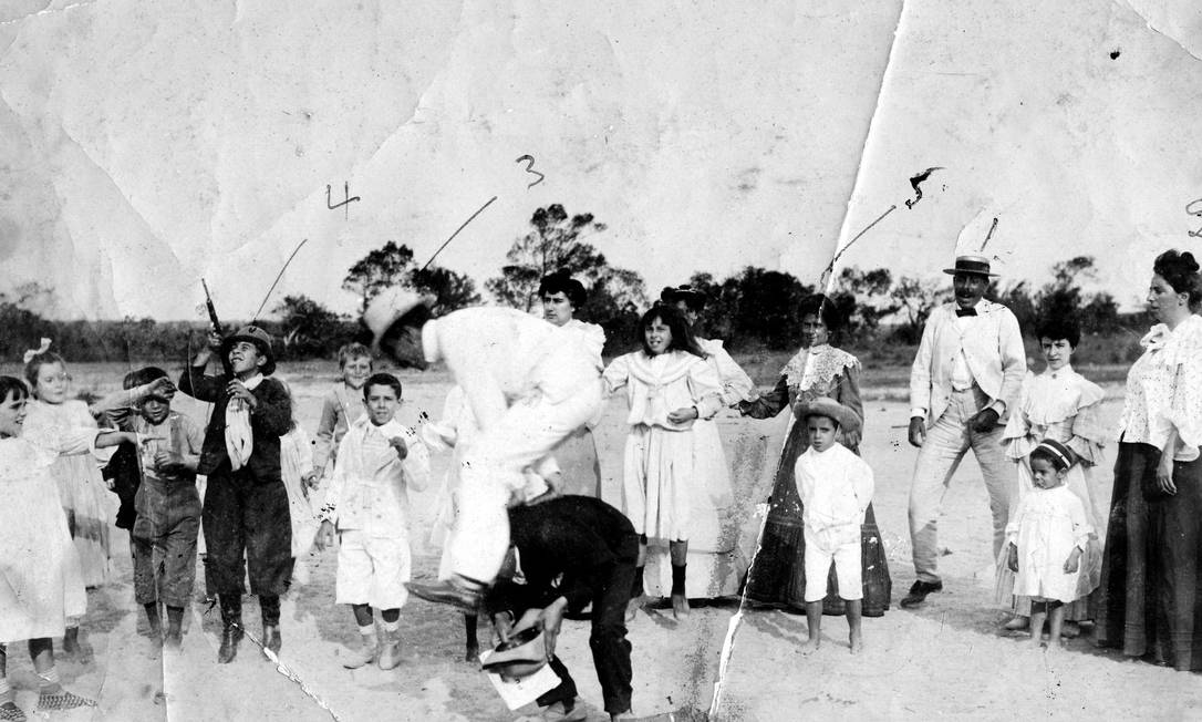 Simões Lopes Neto na Estância da Graça, em 1906. Foto faz parte da mostra em homenagem ao escritor gaúcho Foto: Divulgação / Agência O GLOBO