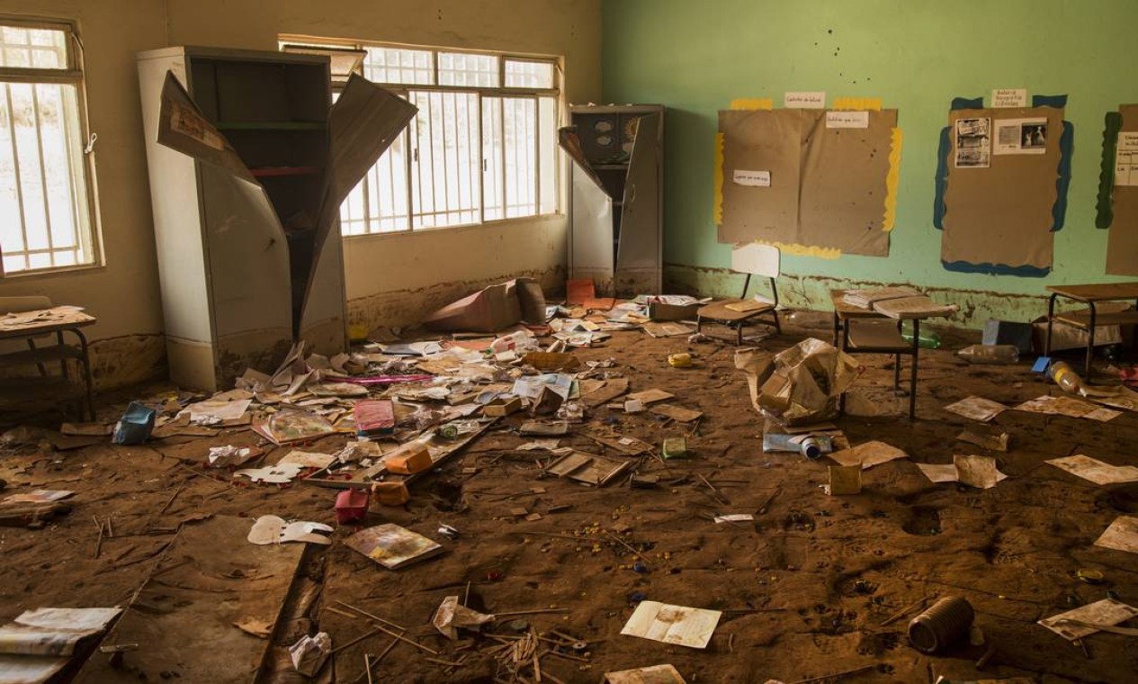 Escombros de uma escola em Paracatu de Baixo após rompimento de barragem Foto: Ana Branco / Agência O Globo