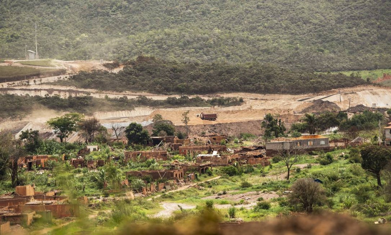 Área devastada em Bento Rodrigues: terreno será novamente alagado por uma barragem em construção Foto: Ana Branco / Agência O Globo