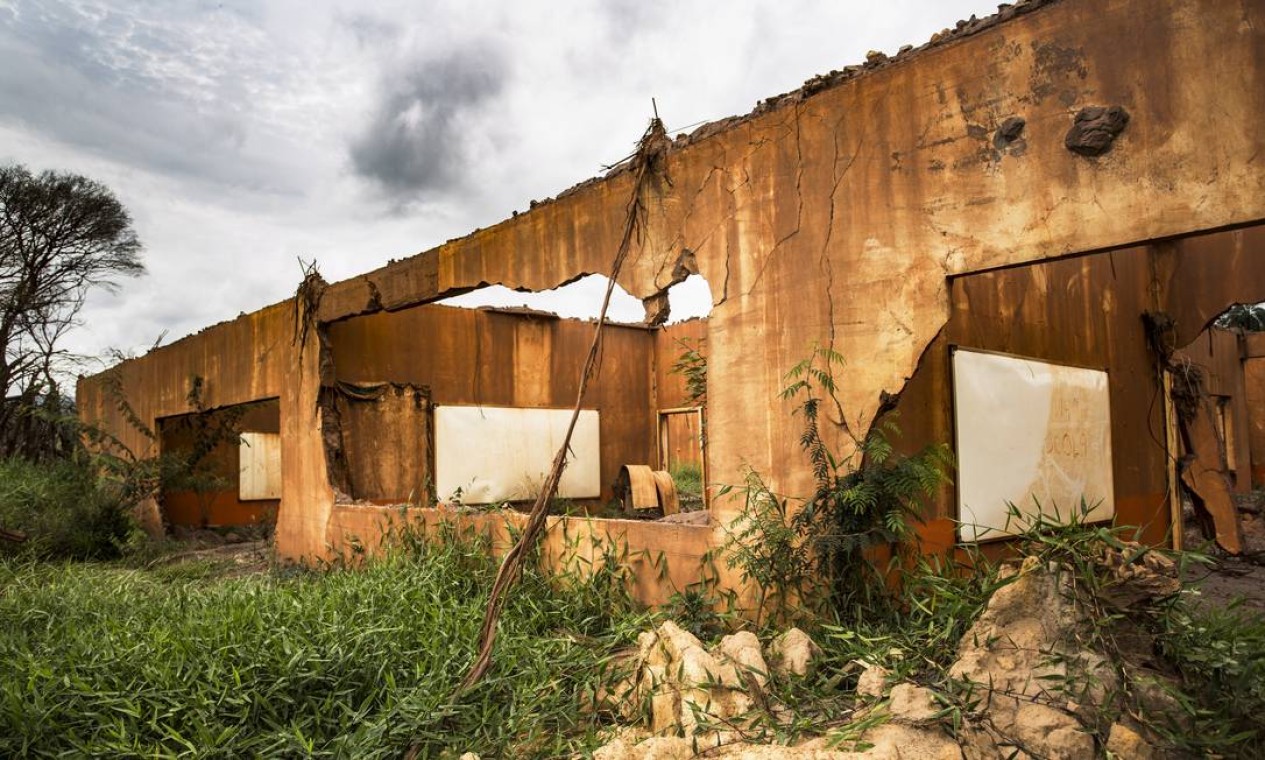 Construções destruídas permanecem em ruínas um ano depois da tragédia em Minas Gerais Foto: Ana Branco / Agência O Globo