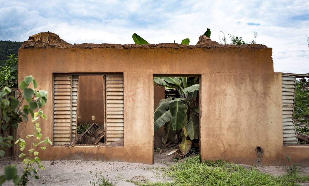 Escombros de uma casa de Bento Rodrigues continuam com as cores da lama que atingiu o distrito há um ano Foto: Ana Branco / Agência O Globo
