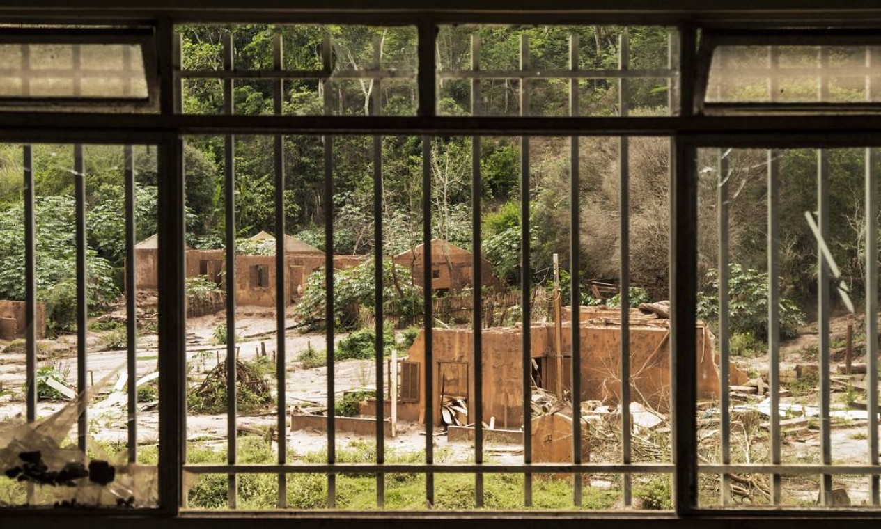 O distrito de Paracatu de Baixo, em Mariana, visto da janela de uma escola: cenário continua em ruínas Foto: Ana Branco / Agência O Globo