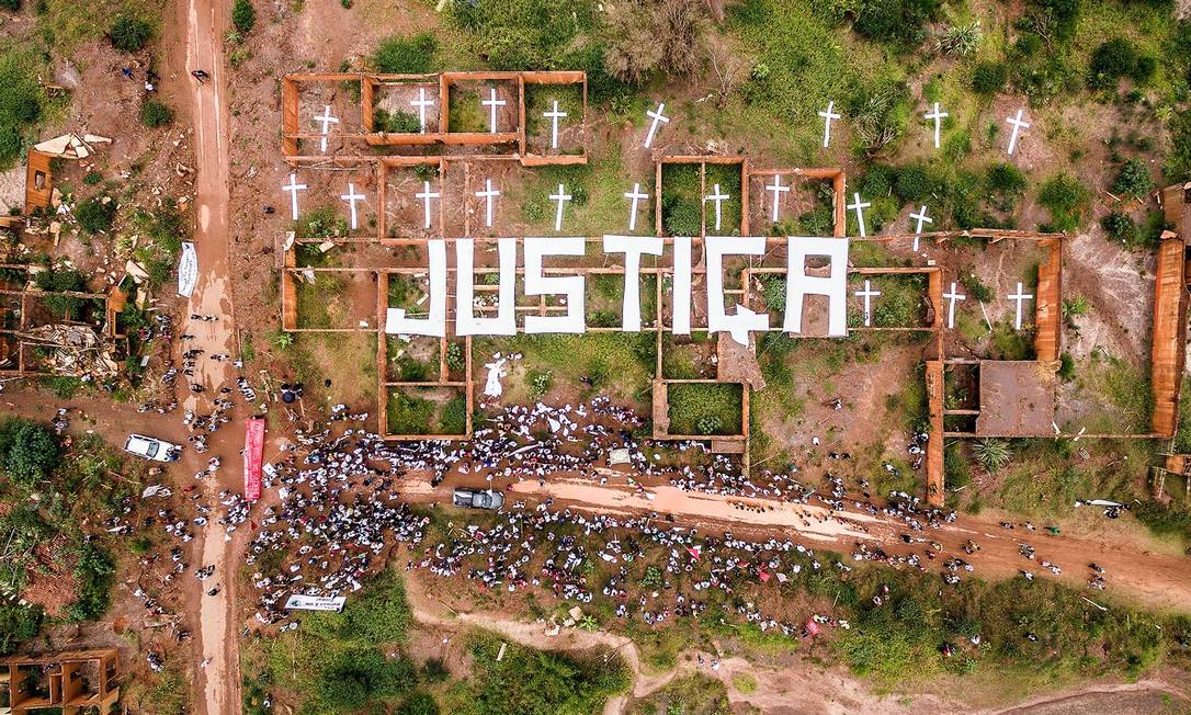 Vista aérea do protesto do Greenpeace em Mariana: palavra &#034;Justiça&#034; é escrita sobre escombros das residências atingidas pela lama Foto: Divulgação / Yuri Barichivich / Greenpeace