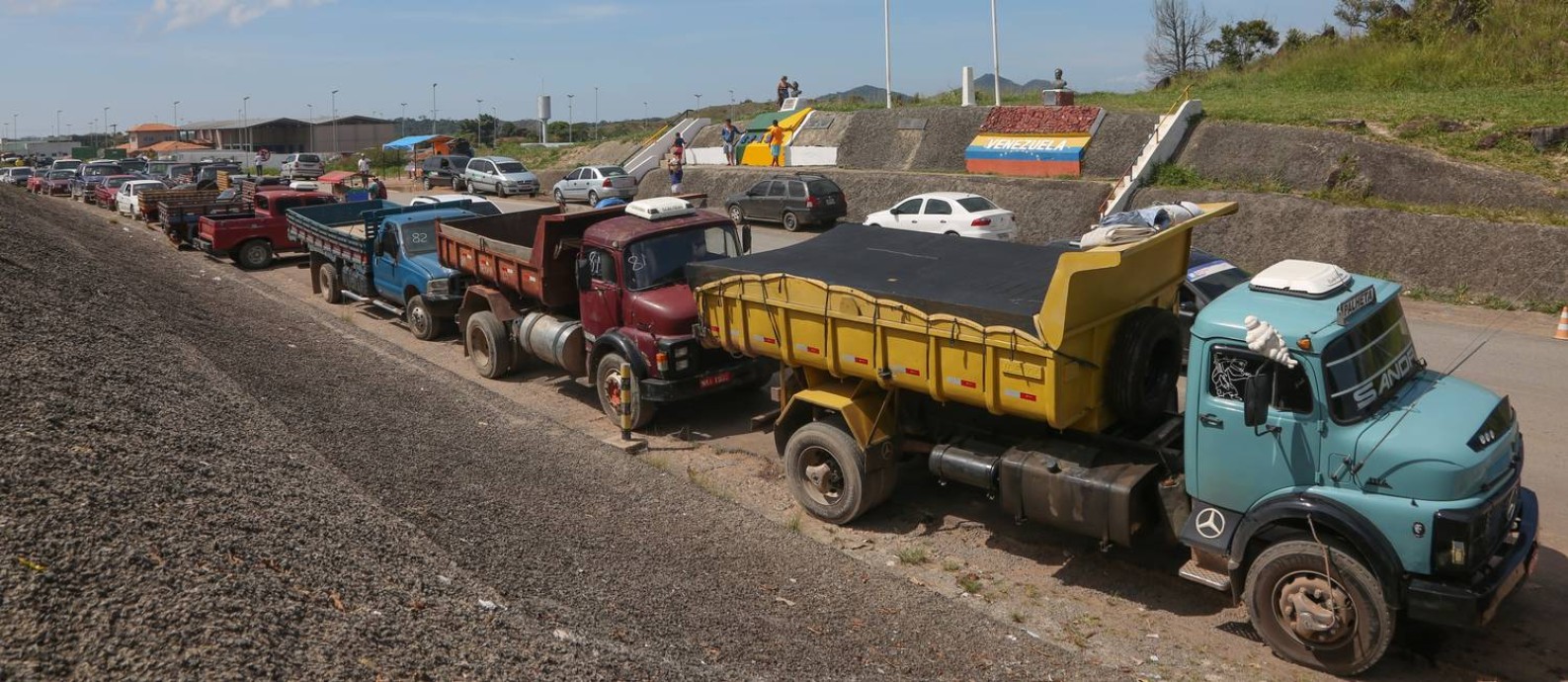 
Divisa. Caminhões estacionam frente ao marco da fronteira entre o Brasil e a Venezuela: rotina alterada
Foto:
Marcos Alves
