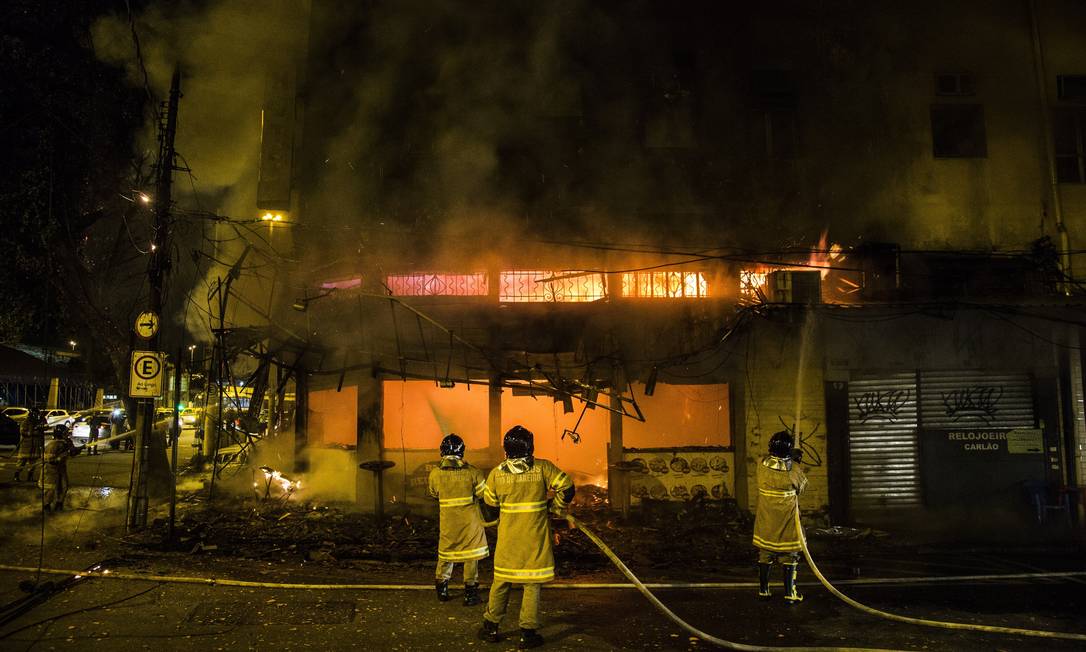 Bombeiros combatem o incêndio em estabelecimento comercial na Praça da Bandeira Foto: Barbara Lopes / Agência O Globo
