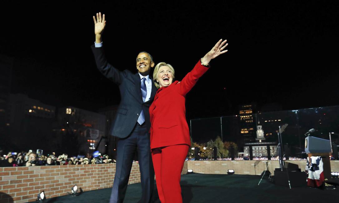 Hillary e Obama saúdam público na entrada dela em comício Foto: Pablo Martinez Monsivais / AP