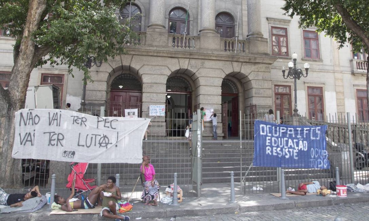 A manifestação ocorre também no campus da UFRJ no Largo do São Francisco Foto: ANTONIO SCORZA / Agência O Globo