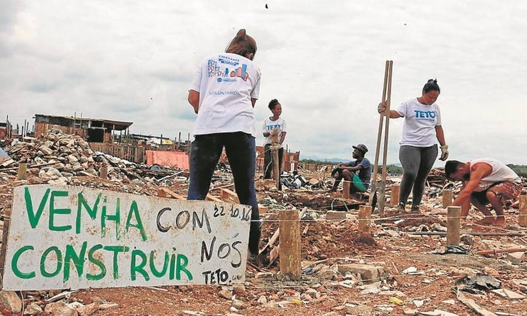 Parceria. Moradores de Jardim Gramacho e voluntários da ONG Teto ajudam na obra
Foto: Divulgação/ONG Teto

