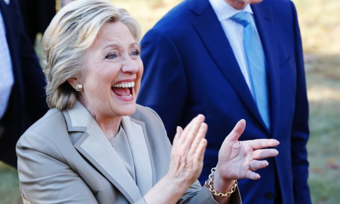 A candidata do Partido Democrata, Hillary Clinton, comparece ao centro votação em Nova York Foto: AFP