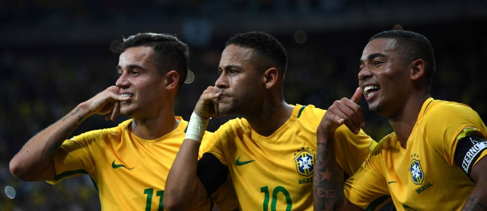 Neymar comemora com Philippe Coutinho e Gabriel Jesus o segundo gol do Brasil sobre a Argentina Foto: VANDERLEI ALMEIDA / AFP