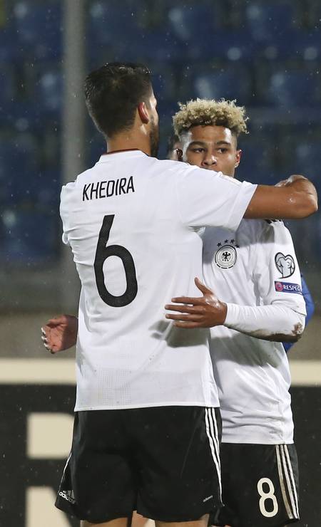 Khedira e Gnabry comemoram gol da Alemanha sobre San Marino em jogo fora de casa, pelo Grupo C Foto: STEFANO RELLANDINI / REUTERS