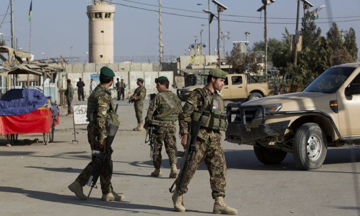 
Soldados do Exército Nacional do Afeganistão bloqueam rua principal que dá acesso à base de Bagram, ao norte de Cabul
Foto: Massoud Hossaini / AP