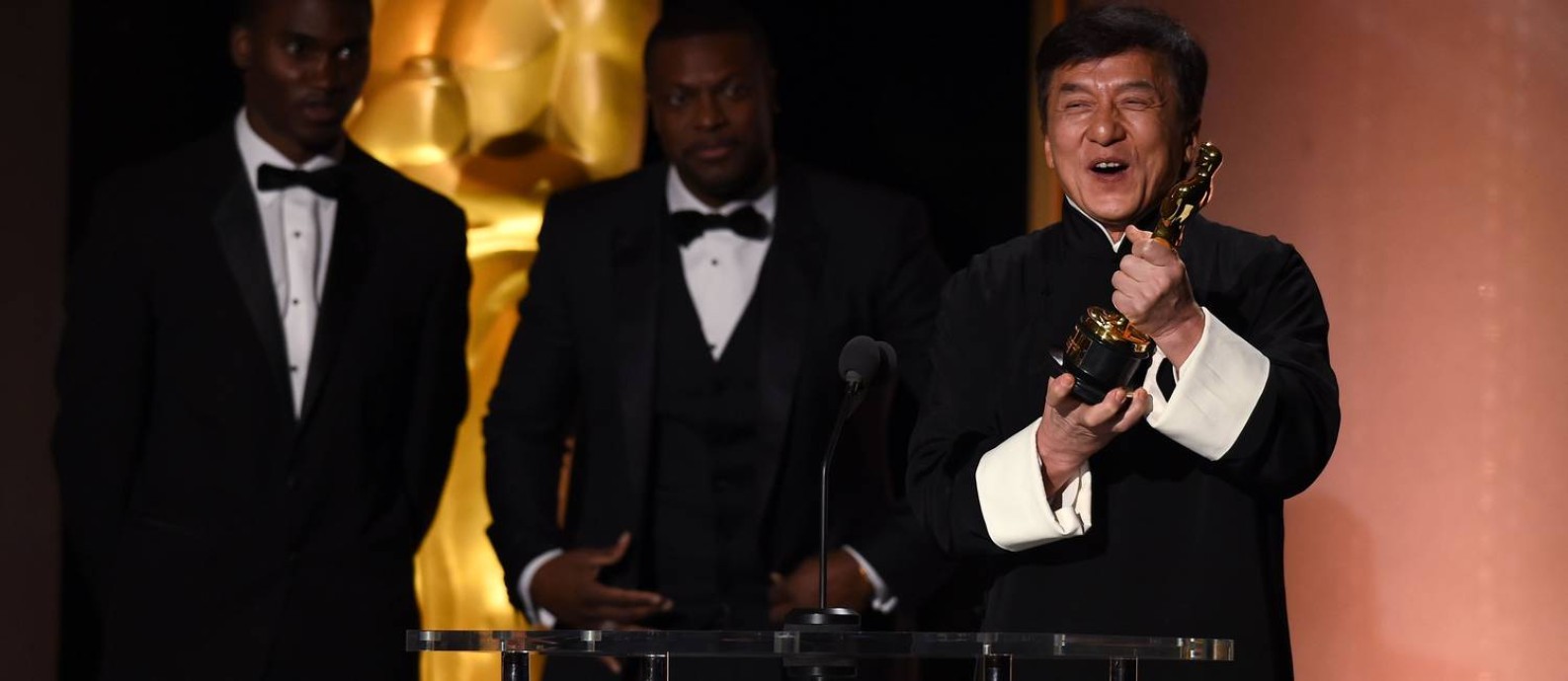 Homenageado, Jackie Chan comemora com seu Oscar Foto: ROBYN BECK / AFP