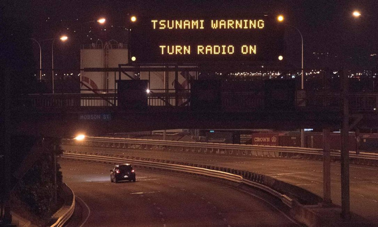 Alerta alerta de tsunami é visto em um painel eletrônico na Rodovia Estadual 1, em Wellington Foto: MARTY MELVILLE / AFP