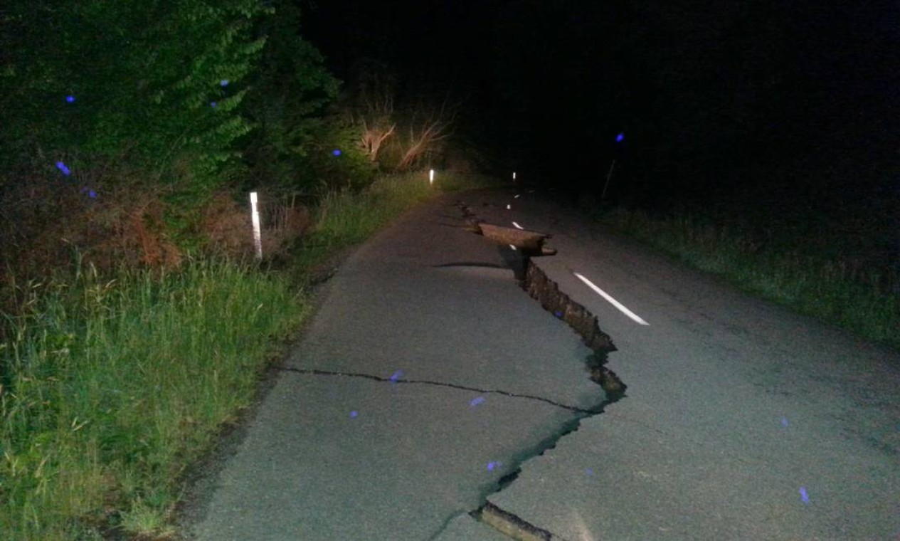 Estrada a cerca de duas horas de Christchurch sofre rachadura após terremoto Foto: Joe Morgan / AP