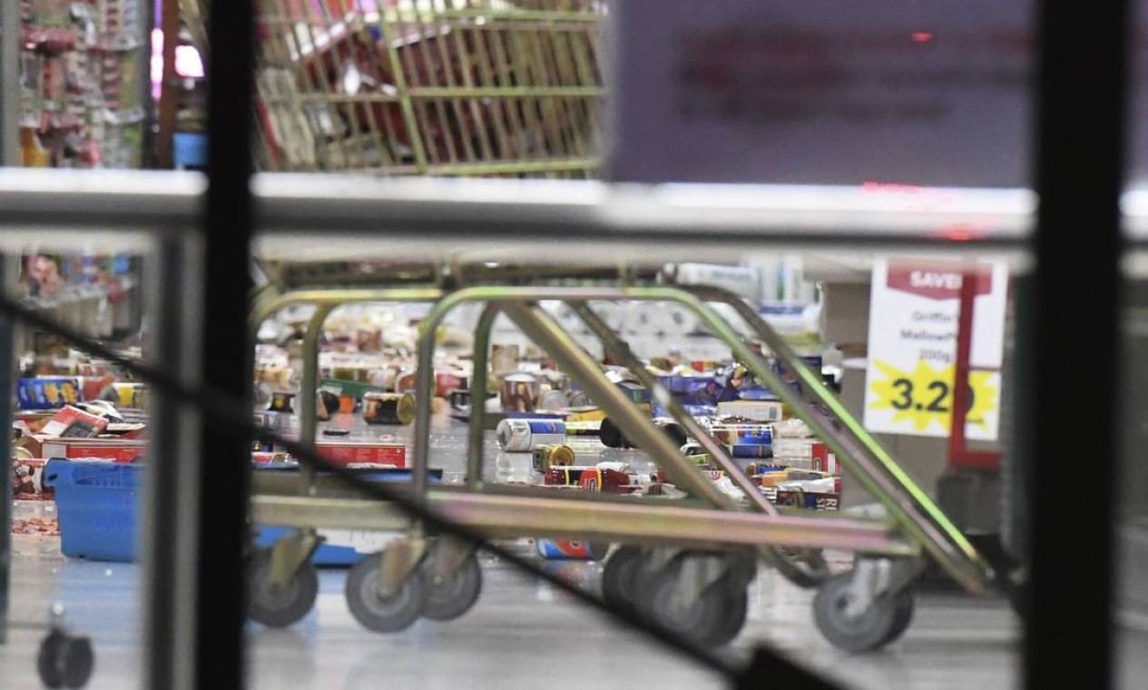 Produtos são vistos espalhados no chão de supermercado em Wellington após terremoto Foto: Ross Setford / AP