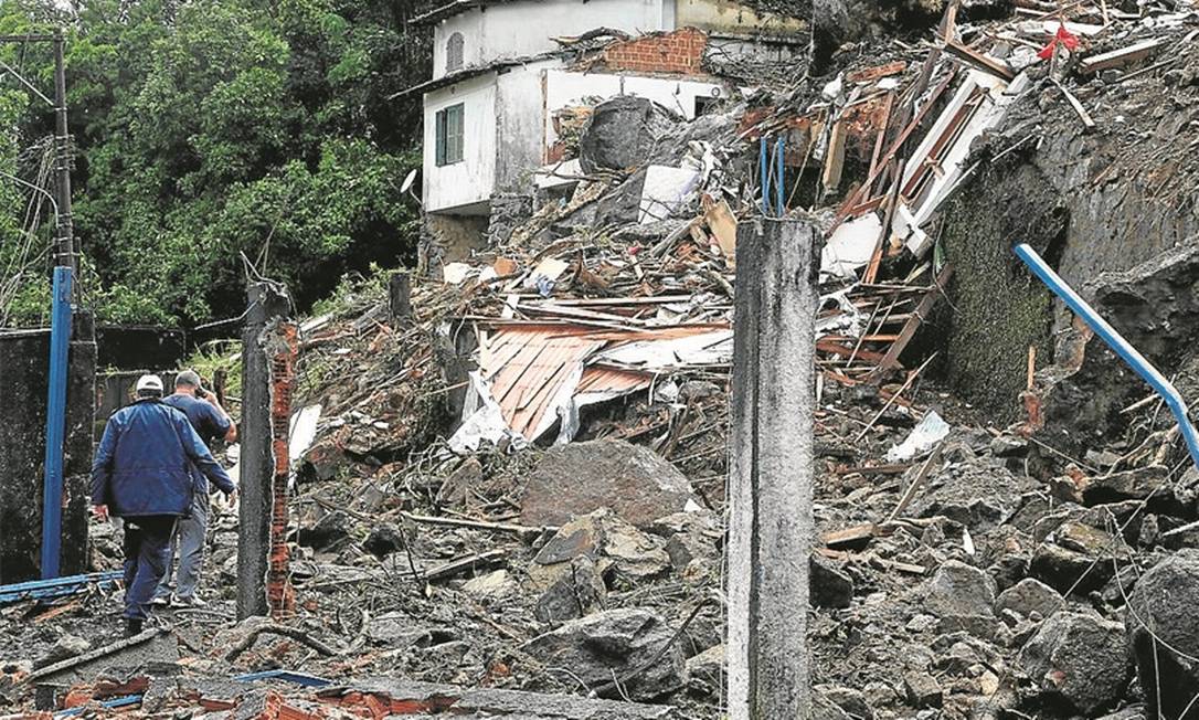 Destruição. Montanha de lama e entulho encobre casas no Quitandinha: barulho ensurdecedor anunciou a tragédia
Foto: Custódio Coimbra
