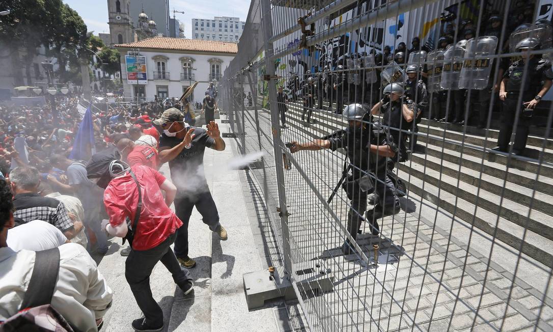 A Polícia usou spray de primenta para dispersar a multidão Foto: Pablo Jacob / Agência O Globo