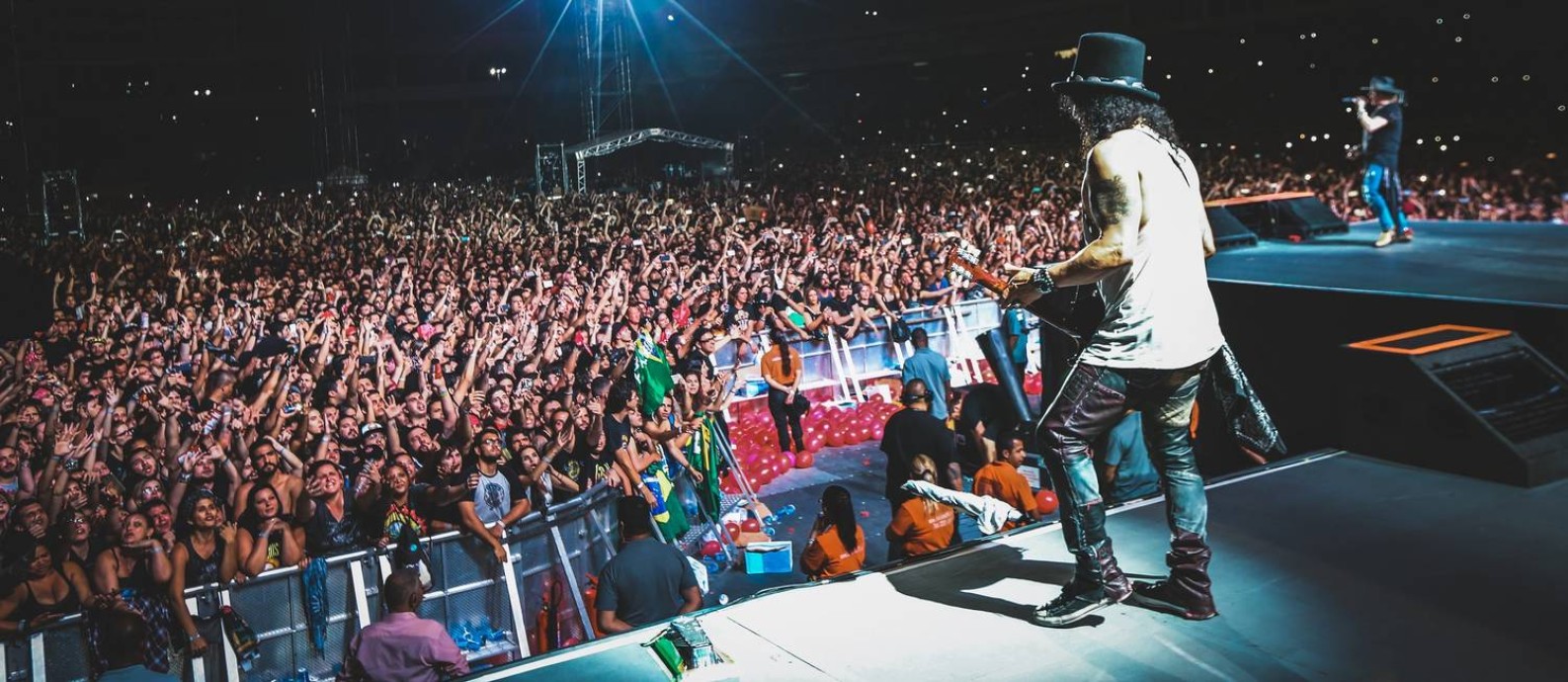 Slash, Axl e os fãs que encheram o Engenhão para ver o Guns N' Roses Foto: Divulgação/Katarina Benzova