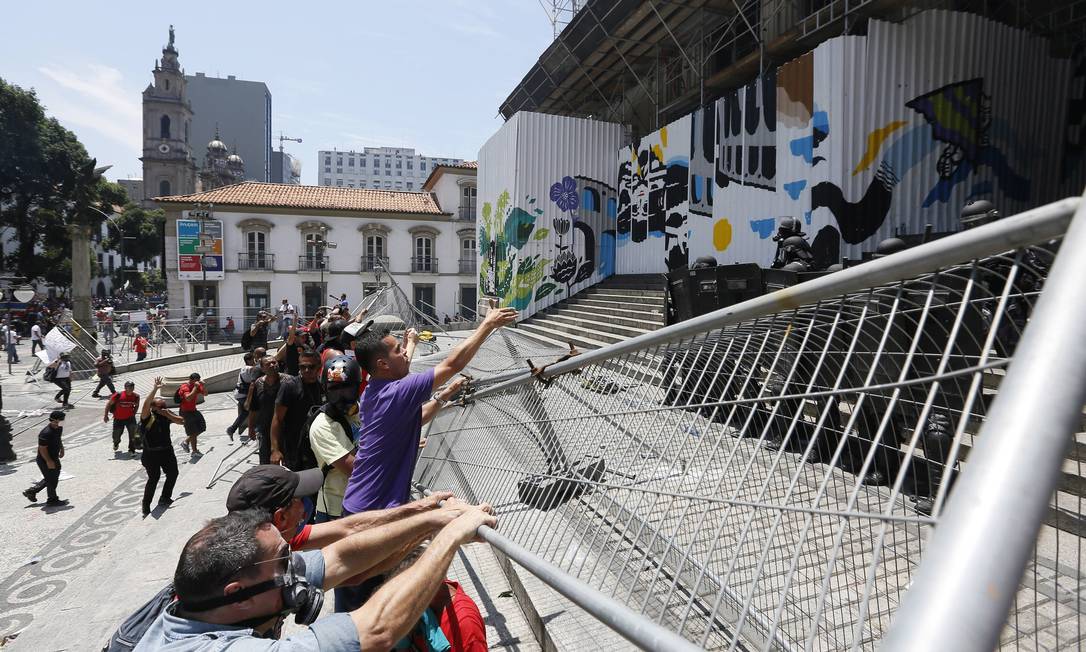 Manifestaantes retiram grade de proteção na Alerj no primeiro dia de discussão do pacote de ajuste fiscal Foto: Pablo Jacob / Agência O Globo