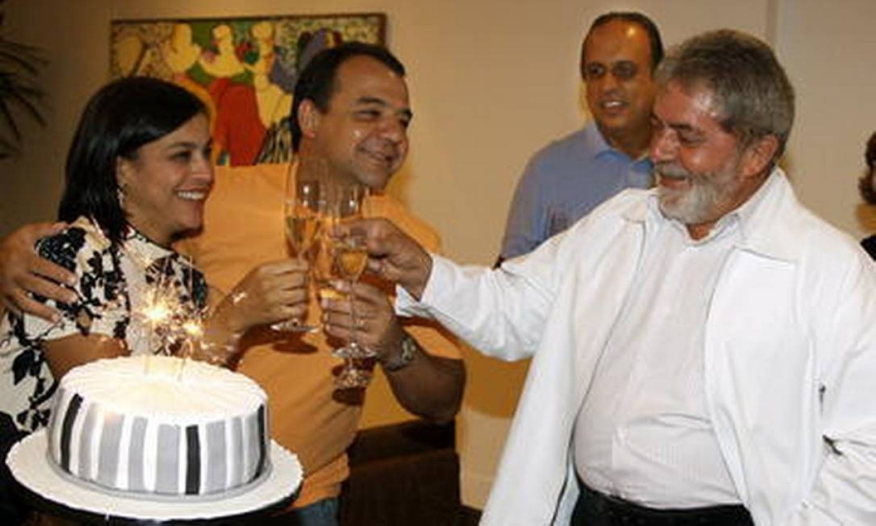 Lula brinda com Sérgio Cabral e Adriana Ancelmo na festa surpresa para o então governador, com Pezão ao fundo Foto: Ricardo Stuckert / Arquivo