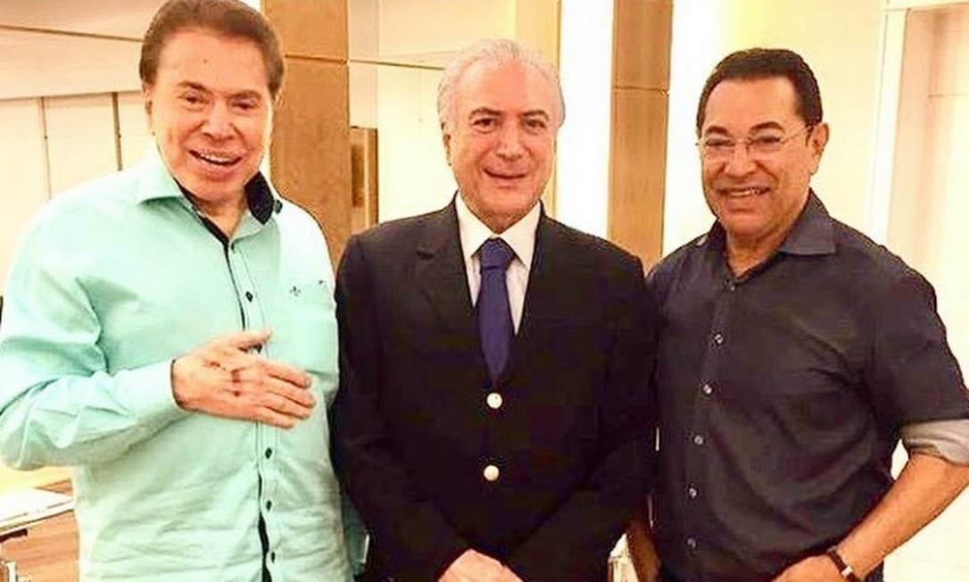 Em SP, Temer vai ao cabeleireiro e encontra com Silvio 