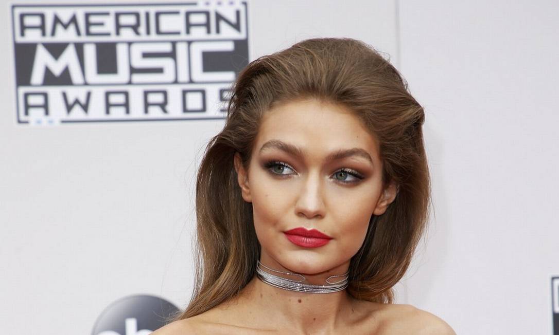 Gigi Hadid desfila looks poderosos como apresentadora do 