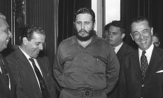 Fidel Castro entre João Goulart e Juscelino Kubitschek, num dos salões do Palácio Laranjeiras Foto: O Globo