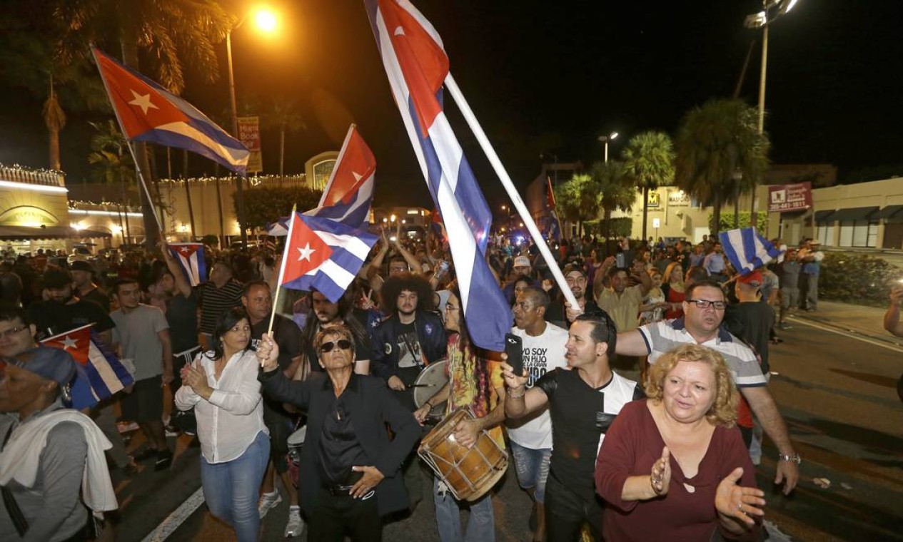 Em Miami, que é o destino de muitos cubanos que deixam a ilha por não concordar com o regime dos Castro, a comemoração começou na madrugada Foto: Alan Diaz / AP