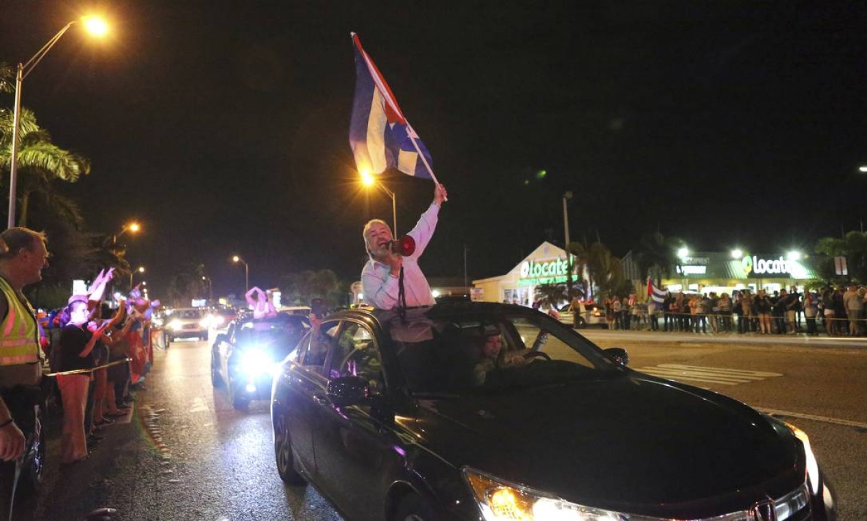 A comemoração em Miami se concentrou em frente ao restaurante cubano La Carreta Foto: David Santiago / AP