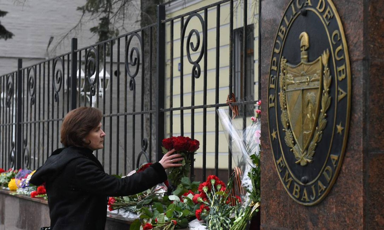 Em Moscou, flores são deixadas em frente à embaixada cubana Foto: VASILY MAXIMOV / AFP