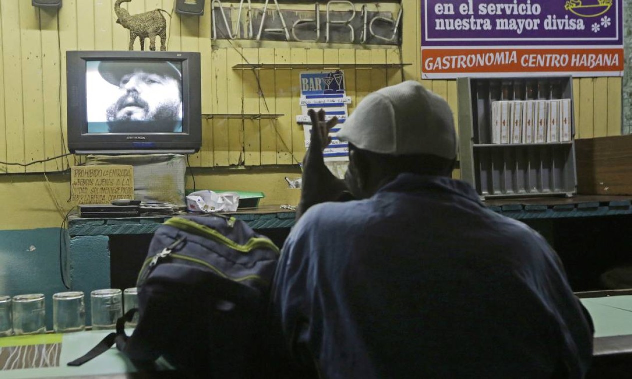 Um homem acompanha as notícias sobre a morte de seu líder em uma TV em um bar da capital Havana Foto: ENRIQUE DE LA OSA / REUTERS