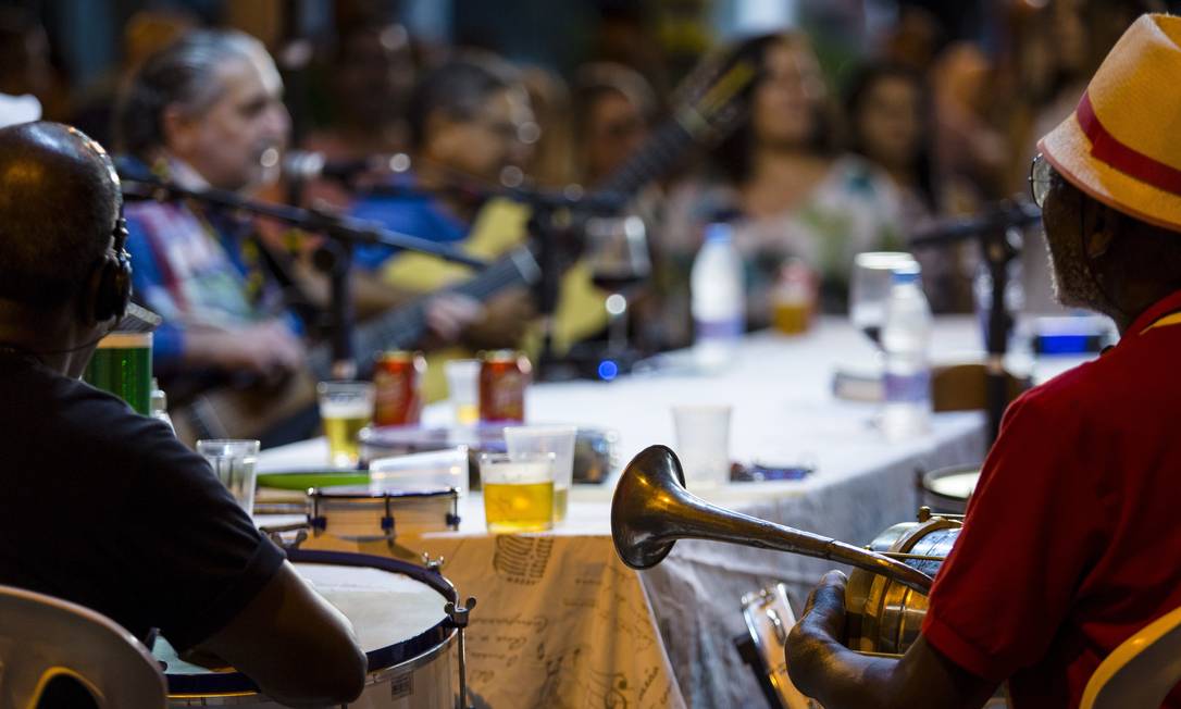 Samba do Trabalhador, com Moacyr Luz (ao fundo, com o violão) Foto: Leo Martins / Agência O Globo