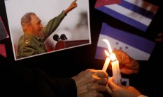 
Velas acesas em homenagem ao líder revolucionário Fidel Castro
Foto: JORGE CABRERA / REUTERS