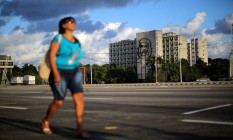 
Mulher caminha solitária pela praça Revolucionária, em Havana
Foto: CARLOS BARRIA / REUTERS
