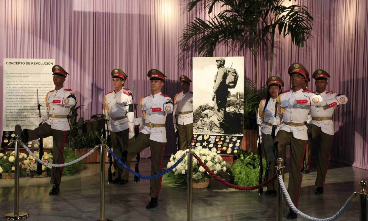 A guarda militar presta homenagem ao líder cubano Fidel Castro no Memorial José Marti Foto: ENRIQUE DE LA OSA / REUTERS