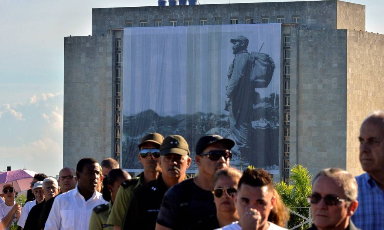 Longas filas se formam ao redor do Memorial José Martin, na Praça da Revolução Foto: PEDRO PARDO / AFP
