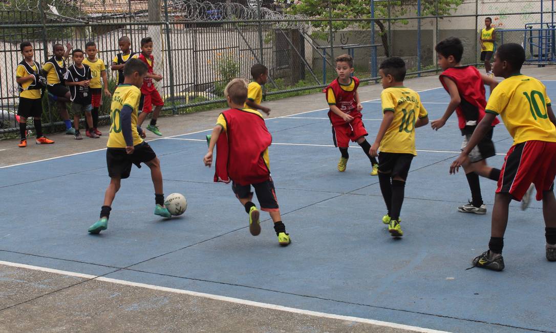 Ação comunitária cria escolinha de futebol sob viaduto no centro de SP -  02/02/2021 - UOL ECOA