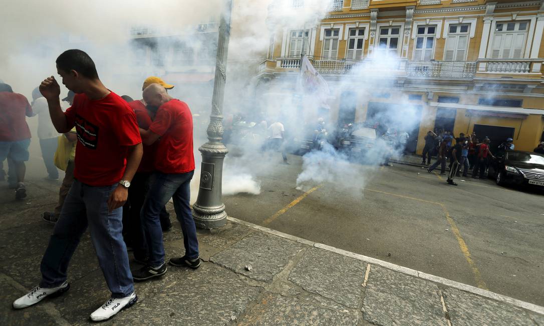 Policiais usam bombas de efeito moral contra manifestantes Foto: Gabriel de Paiva / O Globo