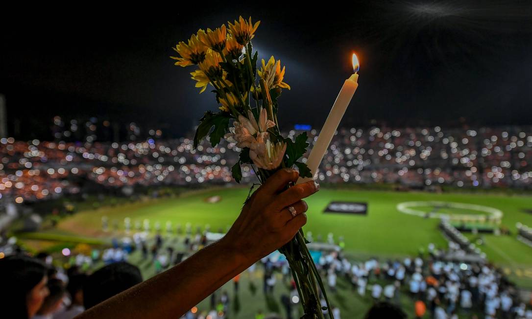 Torcedores acenderam velas para a Chapecoense no estádio Atanasio Girardot Foto: LUIS ACOSTA / AFP