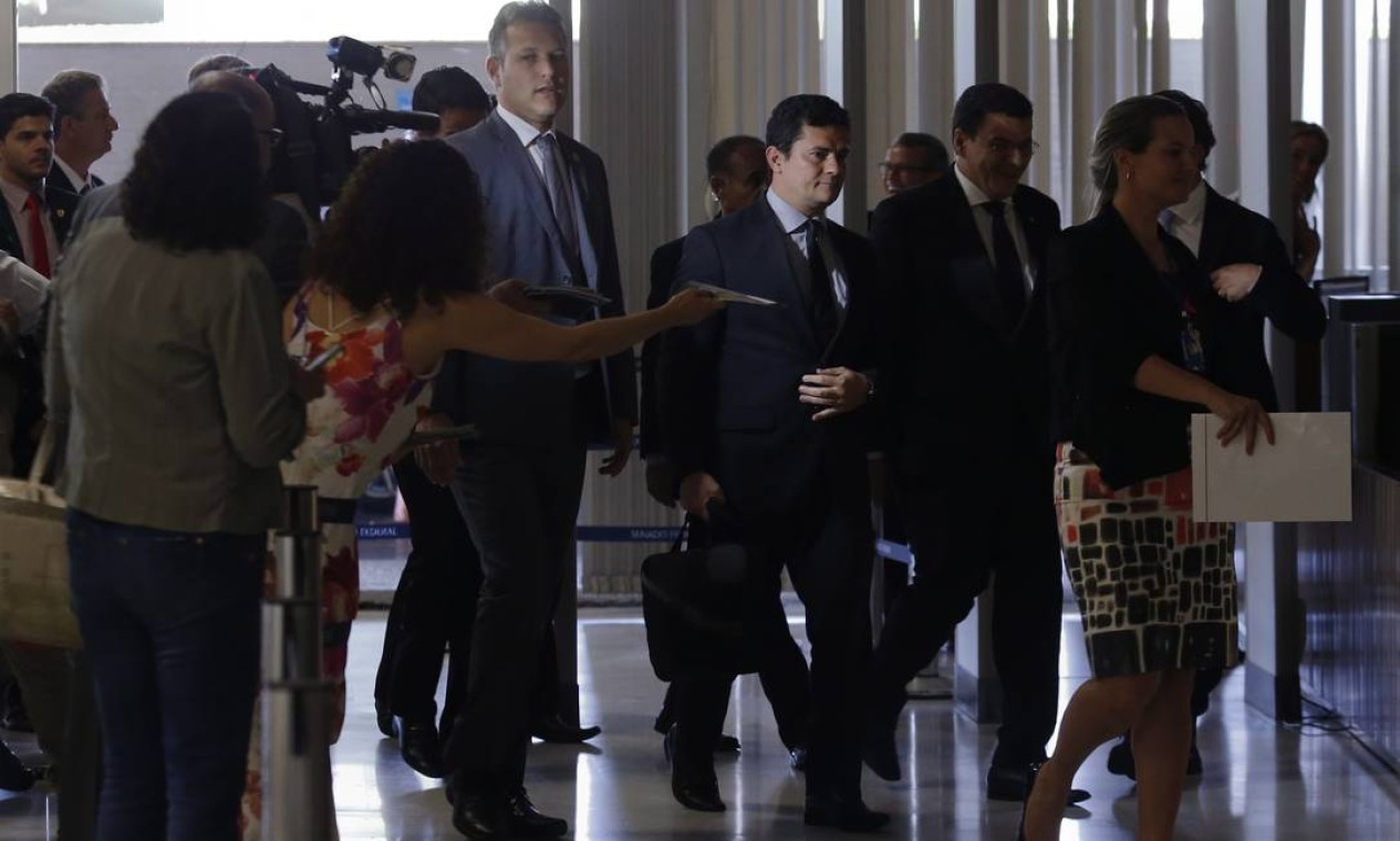 Sérgio Moro é recebido no Congresso Nacional para participar de sessão no Senado sobre abuso de autoridade Foto: Jorge William / Agência O Globo