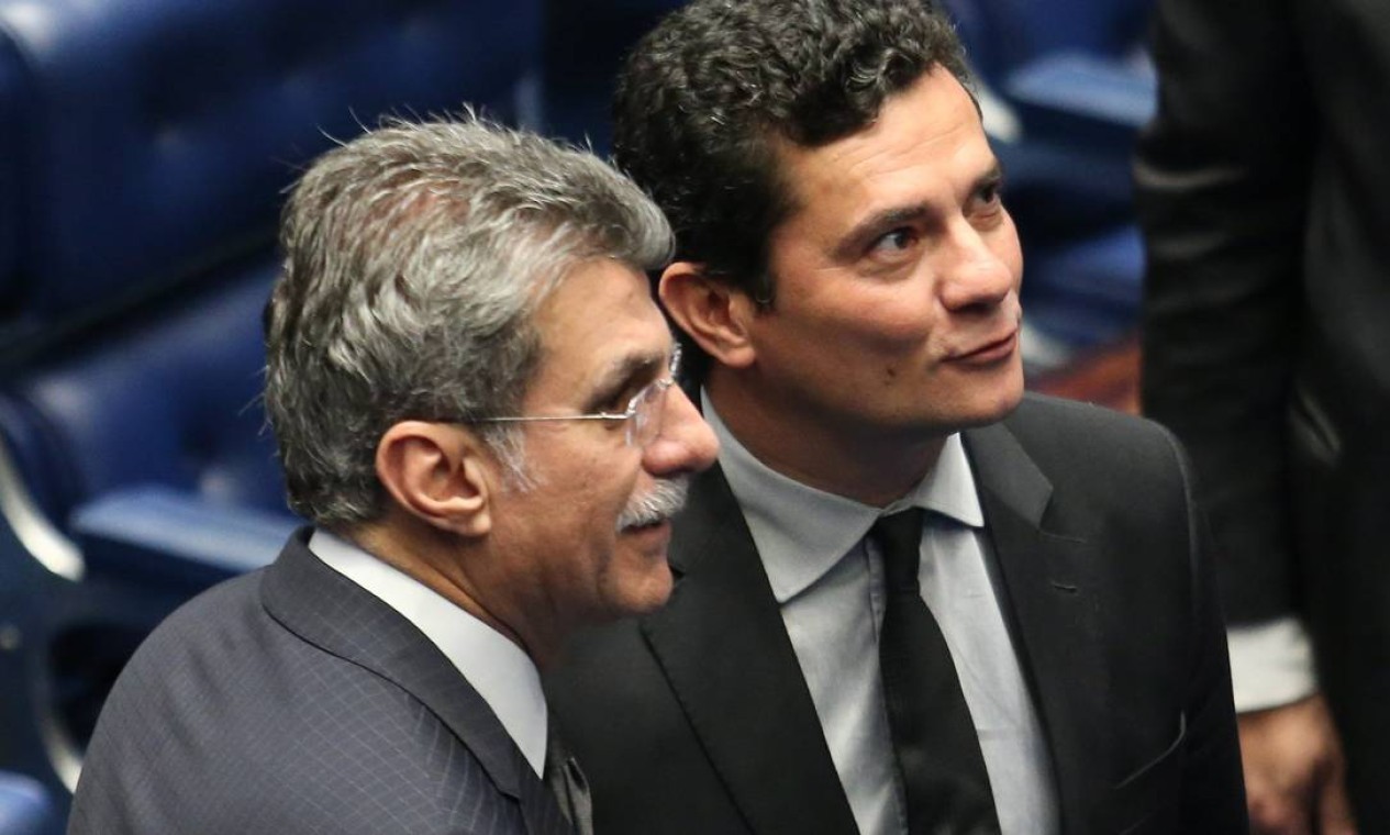 O senador Romero Jucá (PMDB-RR) conversa com o Juiz Sérgio Moro Foto: ANDRE COELHO / Agência O Globo