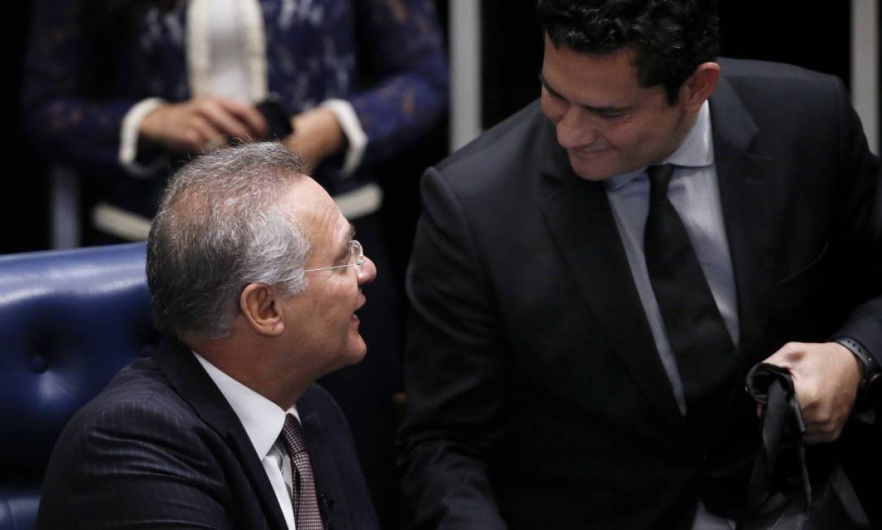 Sérgio Moro cumprimenta o senador Renan Calheiros (PMDB-AL) antes de debate sobre abuso de autoridade Foto: Jorge William / Agência O Globo