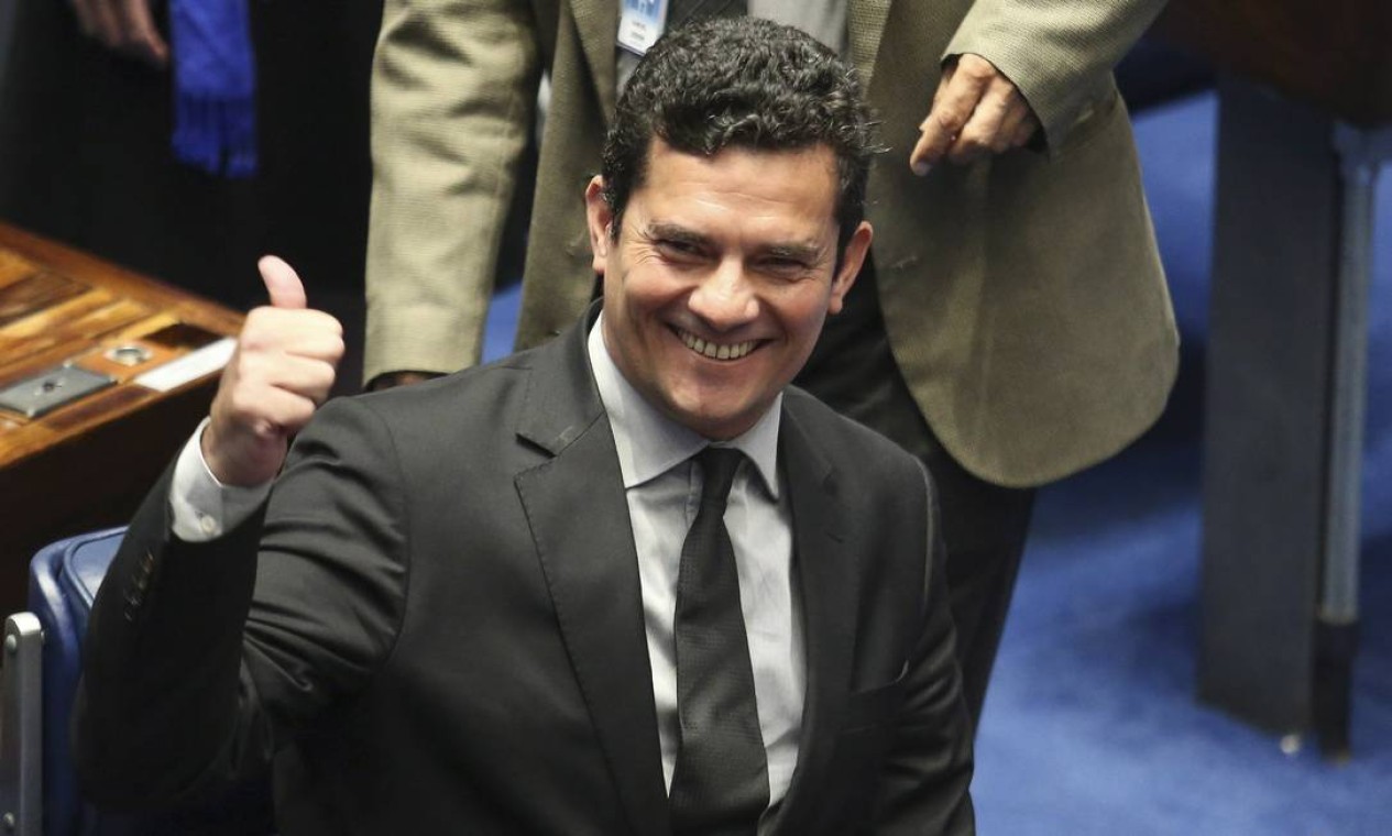 Tietado durante participação de debate no Senado sobre abuso de autoridade, Sérgio Moro faz sinal na plateia Foto: ANDRE COELHO / Agência O Globo
